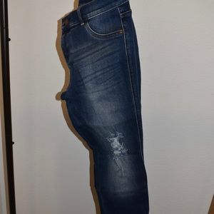 Size 4, BRAND NEW- NEVER WORN Distressed Denim Legging Women’s Jeans